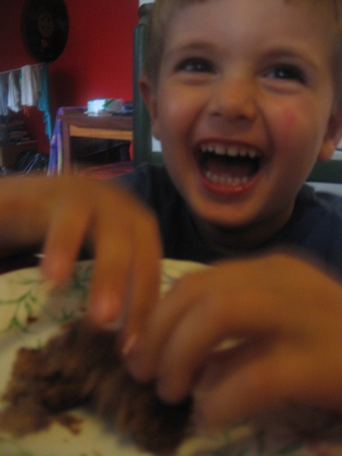 Leo divertido comiendo torta de banana